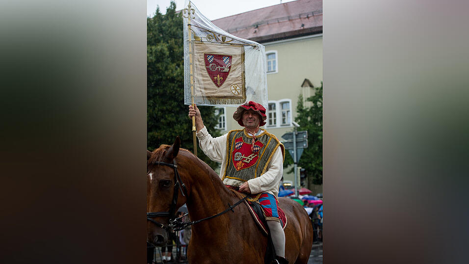 Alle Bilder dazu finden Sie hier.Foto: Mathias AdamBilder vom verregneten Volksfestauszug.