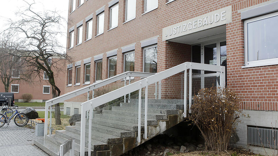 Eine laut Verteidiger Thomas Fauth „grundsätzlich seit Jahren sehr belastete Nachbarschaft“ wurde vor Gericht verhandelt. Eine laut Verteidiger Thomas Fauth „grundsätzlich seit Jahren sehr belastete Nachbarschaft“ wurde vor Gericht verhandelt.