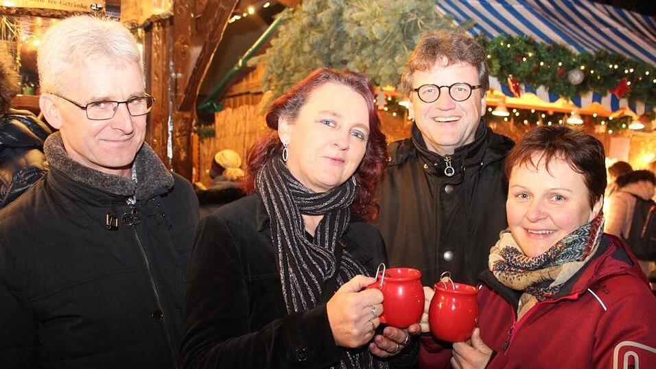 Die Perchtengruppe 'Frisinger Fratz'n' trat am Mittwochabend auf dem Landshuter Christkindlmarkt auf. Die Perchtengruppe 'Frisinger Fratz'n' trat am Mittwochabend auf dem Landshuter Christkindlmarkt auf.