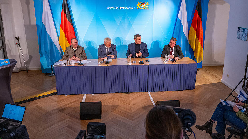 Hubert Aiwanger (Freie W&auml;hler, l-r), bayerischer Wirtschaftsminister, Alois Rainer (CSU), Bundesminister f&uuml;r Ern&auml;hrung, Landwirtschaft und Heimat, Markus S&ouml;der (CSU), Ministerpr&auml;sident von Bayern, und Christian Bernreiter (CSU), Verkehrsminister von Bayern, nehmen nach der Kabinettsitzung an einer Pressekonferenz teil.