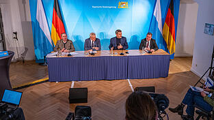 Hubert Aiwanger (Freie W&auml;hler, l-r), bayerischer Wirtschaftsminister, Alois Rainer (CSU), Bundesminister f&uuml;r Ern&auml;hrung, Landwirtschaft und Heimat, Markus S&ouml;der (CSU), Ministerpr&auml;sident von Bayern, und Christian Bernreiter (CSU), Verkehrsminister von Bayern, nehmen nach der Kabinettsitzung an einer Pressekonferenz teil.