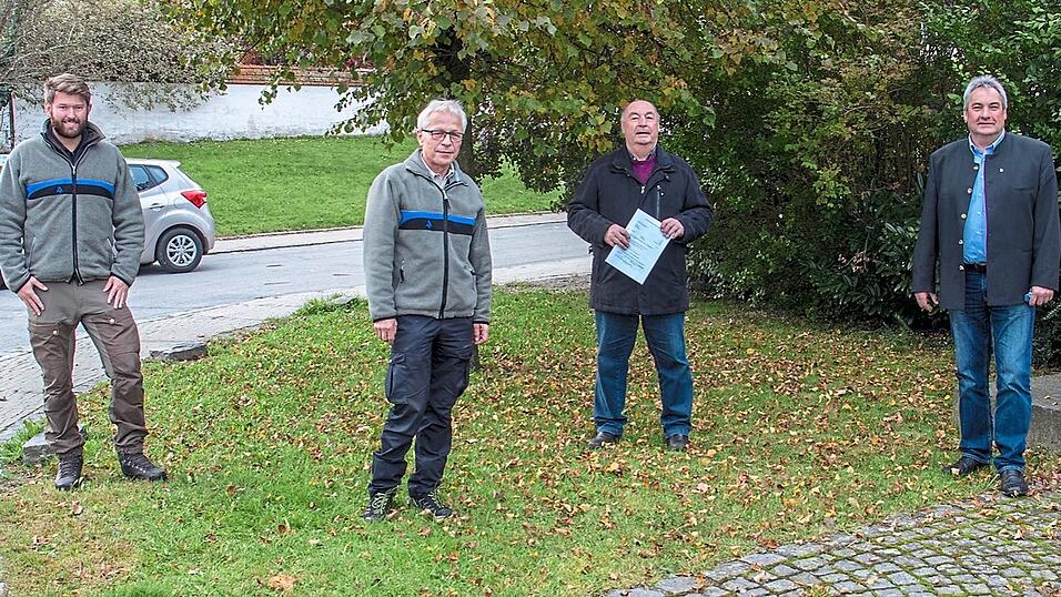 Waldbesitzer werden bei der Wiederaufforstung finanziell unterst&uuml;tzt (v. l.): Revierf&ouml;rster Tobias Hupf, Forstdirektor Walter Schubach, Josef F&auml;rber und Au&szlig;ernzells B&uuml;rgermeister Michael Klampfl.