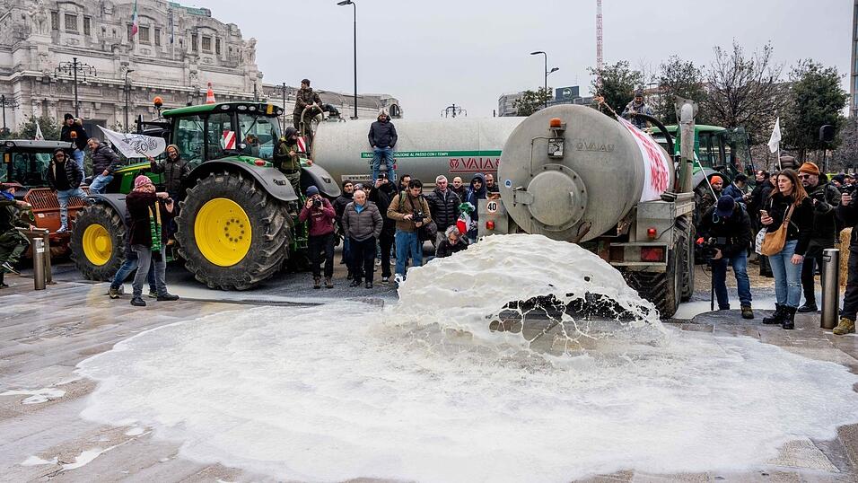 Landwirte protestieren mit ihren Traktoren in Mailand gegen das EU-Mercosur-Freihandelsabkommen.