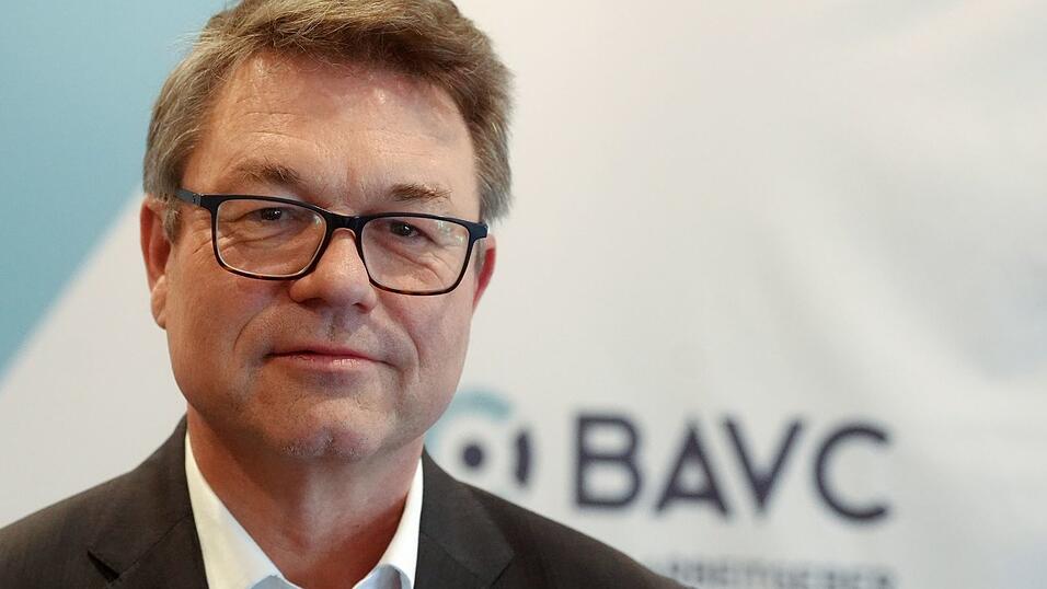 Matthias B&uuml;rk, Verhandlungsf&uuml;hrer beim Arbeitgeberverband BAVC verweist auf die Krise der Chemiebranche (Archivbild)