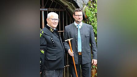 Bergwerksdirektor Thomas Oberm&uuml;ller (hier im Rahmen der Wiedereinweihung mit B&uuml;rgermeister Paul Ro&szlig;berger) h&auml;lt einige Vortr&auml;ge.