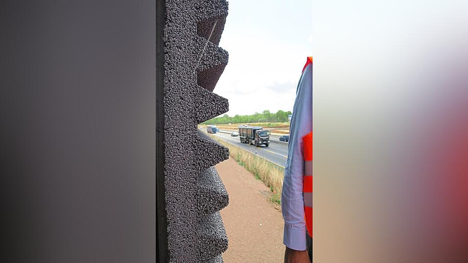 Das D&auml;mmprofil einer L&auml;rmschutzwand: Por&ouml;ser Beton und akustisch g&uuml;nstige Winkel absorbieren das LKW-Get&ouml;se.