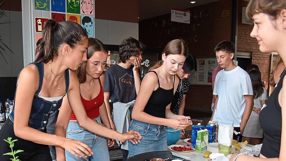 Die Sch&uuml;ler des Gabelsberger-Gymnasiums hatten f&uuml;r ihr Schulfest viele Aktionen und nat&uuml;rlich auch vielf&auml;ltige Verpflegungsstationen beigesteuert. Von den Besuchern gab es viel Lob.