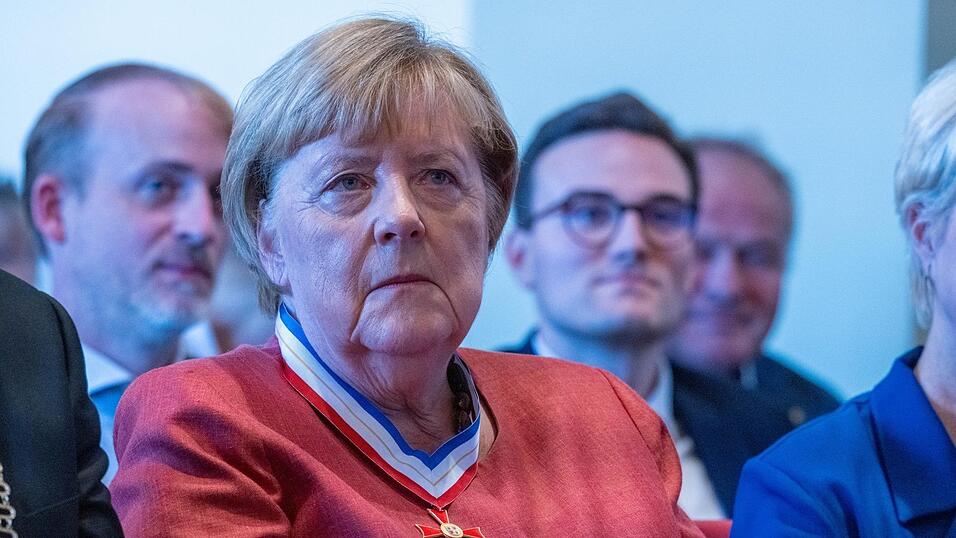 Vielleicht hätte Angela Merkel einfach zwei Amtszeiten früher gehen sollen, findert unsere Autorin, Vielleicht hätte Angela Merkel einfach zwei Amtszeiten früher gehen sollen, findert unsere Autorin,