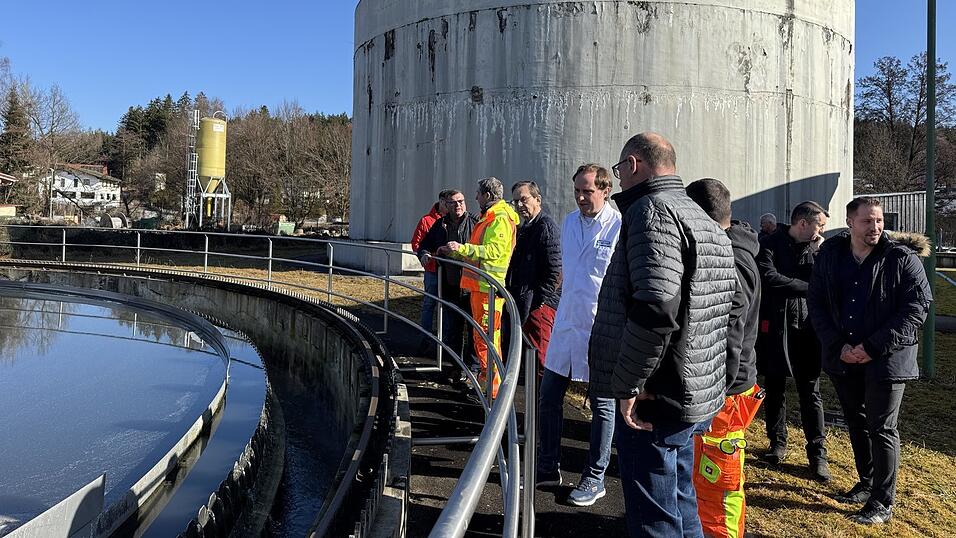 Stefan Spranger führte durch das Klärwerk. Die Beschäftigten von VTA zeigten sich sehr optimistisch, dass das Pilotprojekt ein Erfolg werden wird. Stefan Spranger führte durch das Klärwerk. Die Beschäftigten von VTA zeigten sich sehr optimistisch, dass das Pilotprojekt ein Erfolg werden wird.