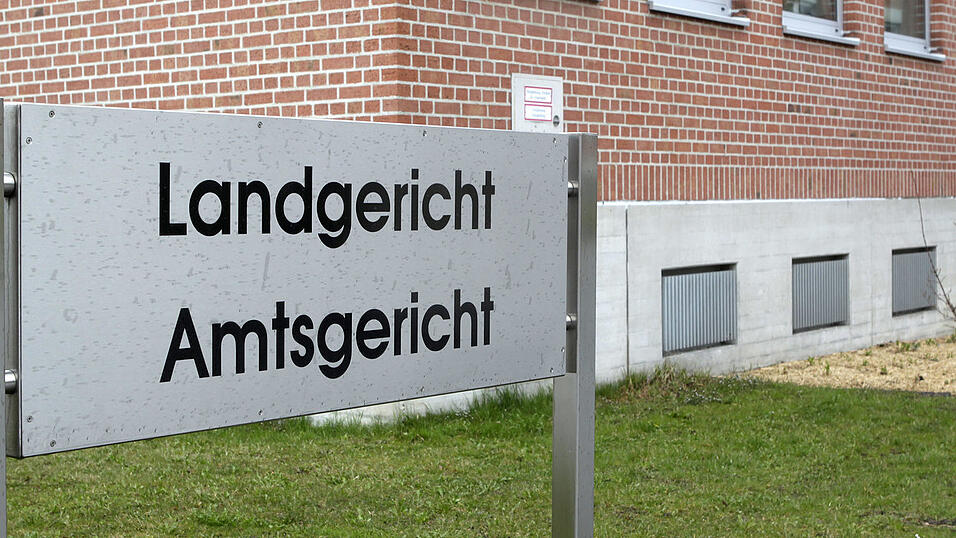 Der 20-j&auml;hrige Angeklagte soll der Gesch&auml;digten im April 2025 w&auml;hrend einer kleinen Privatparty auf einem der Zimmer zwischen die Beine gegriffen haben. Daf&uuml;r musste er sich vor Gericht verantworten.