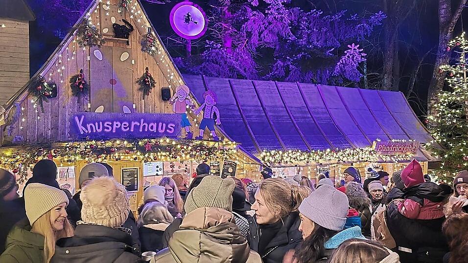 Das zauberhafte Ambiente ist anziehend, für alle Weihnachtsfans und jene, die es durch die Waldweihnacht werden. Das zauberhafte Ambiente ist anziehend, für alle Weihnachtsfans und jene, die es durch die Waldweihnacht werden.