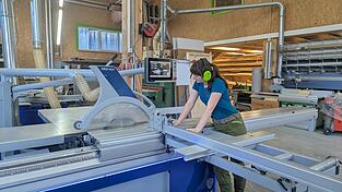 Magdalena Haimerl hat im Sommer ihre Ausbildung zur Schreinerin im Betrieb „Holzdesign Früchtl“ als Prüfungsbeste abgeschlossen.