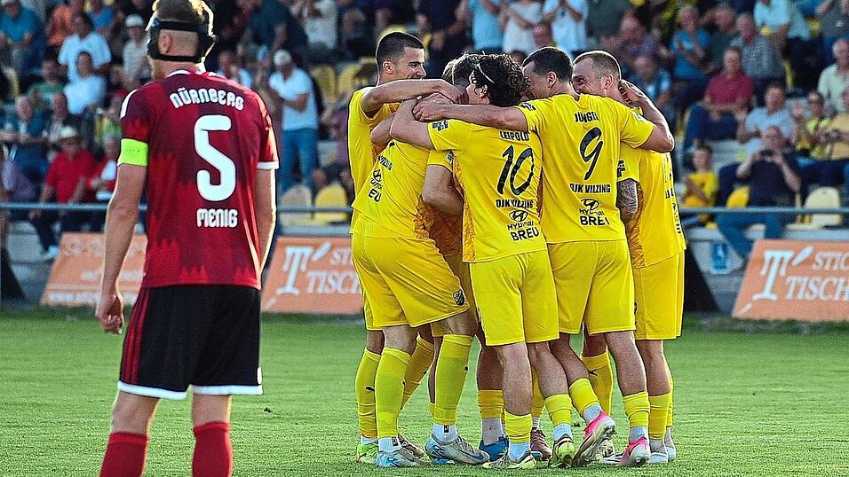 Die DJK Vilzing (in Gelb) bejubelt das Tor von Andreas Jünger zum 3:1-Endstand gegen den 1. FC Nürnberg II (in Rot). Die DJK Vilzing (in Gelb) bejubelt das Tor von Andreas Jünger zum 3:1-Endstand gegen den 1. FC Nürnberg II (in Rot).