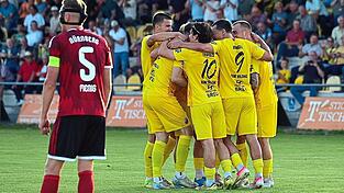 Die DJK Vilzing (in Gelb) bejubelt das Tor von Andreas J&uuml;nger zum 3:1-Endstand gegen den 1. FC N&uuml;rnberg II (in Rot).