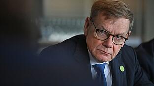 Au&szlig;enminister Johann Wadephul (CDU) &auml;u&szlig;ert sich am Rande des informellen EU-Au&szlig;enministertreffens im irischen Wicklow vor Journalisten.