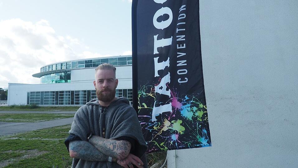 Rund 40 Aussteller und etwa 90 Tattoo-Künstler sind auf der Tattoo Convention in Straubing vertreten. Rund 40 Aussteller und etwa 90 Tattoo-Künstler sind auf der Tattoo Convention in Straubing vertreten.