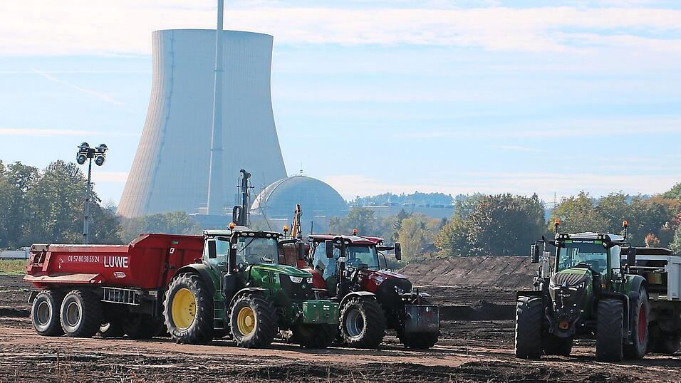 Vor der Kulisse des stillgelegten Atomkraftwerks laufen die ersten Arbeiten f&uuml;r den Bau der Konverteranlagen. Traktoren transportieren dort momentan Erdreich ab. Dieses bleibt erst einmal vor Ort.