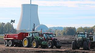 Vor der Kulisse des stillgelegten Atomkraftwerks laufen die ersten Arbeiten für den Bau der Konverteranlagen. Traktoren transportieren dort momentan Erdreich ab. Dieses bleibt erst einmal vor Ort. Vor der Kulisse des stillgelegten Atomkraftwerks laufen die ersten Arbeiten für den Bau der Konverteranlagen. Traktoren transportieren dort momentan Erdreich ab. Dieses bleibt erst einmal vor Ort.