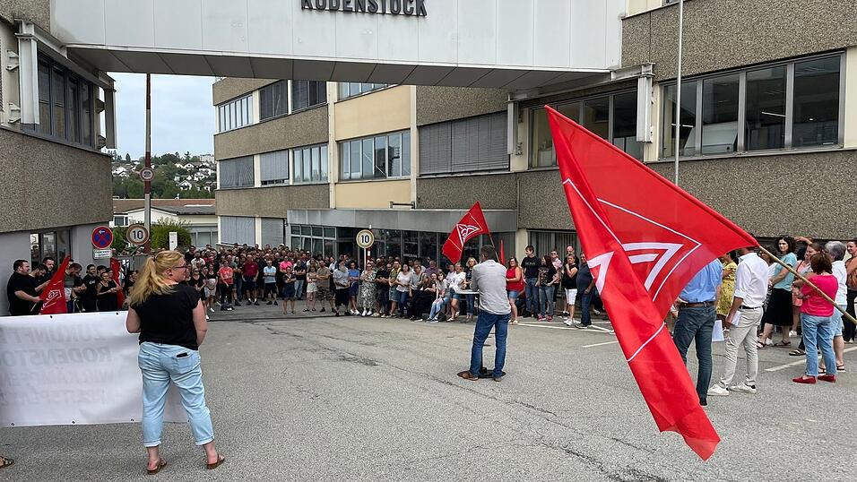 Rund 250 Personen kamen am Freitag um 13 Uhr zur Betriebsversammlung und protestierten vor den Werktoren.