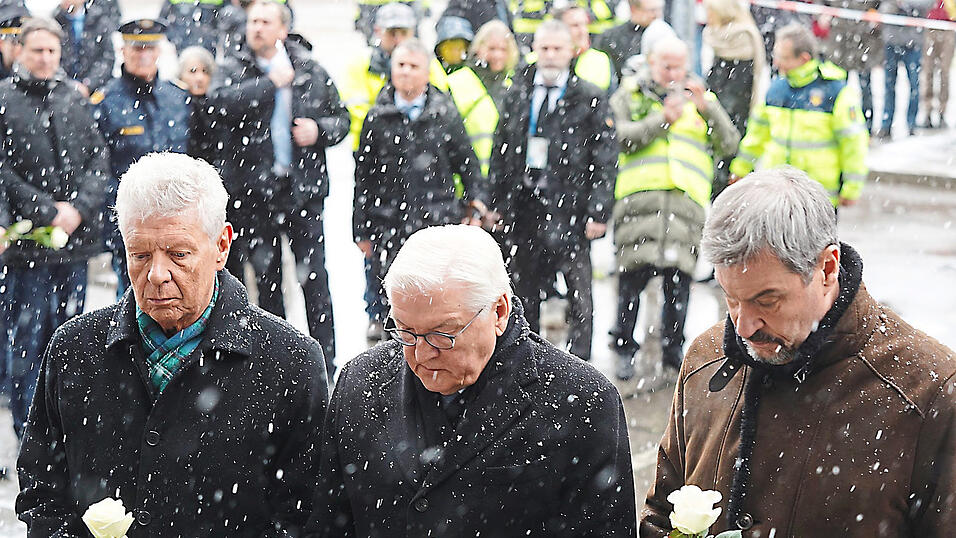 Oberbürgermeister Dieter Reiter (SPD), Bundespräsident Frank-Walter Steinmeier und Ministerpräsident Markus Söder (CSU, v.l.) kommen am Morgen nach dem Anschlag in München zu einem stillen Gedenken an den Tatort in München. Hier war am Donnerstag ein Afghane (24) mit einem Mini Cooper ineinen Gewerkschafts-Demozug gerast. Oberbürgermeister Dieter Reiter (SPD), Bundespräsident Frank-Walter Steinmeier und Ministerpräsident Markus Söder (CSU, v.l.) kommen am Morgen nach dem Anschlag in München zu einem stillen Gedenken an den Tatort in München. Hier war am Donnerstag ein Afghane (24) mit einem Mini Cooper ineinen Gewerkschafts-Demozug gerast.