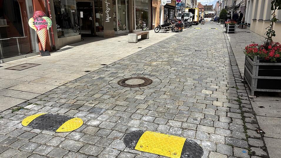 Probeweise wurden nun die Schwellen an der Fraunhoferstraße angebracht. Probeweise wurden nun die Schwellen an der Fraunhoferstraße angebracht.