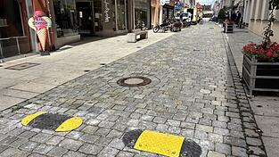 Probeweise wurden nun die Schwellen an der Fraunhoferstraße angebracht. Probeweise wurden nun die Schwellen an der Fraunhoferstraße angebracht.