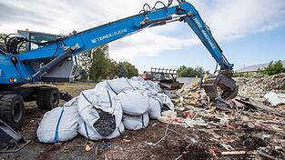 Nach Bekanntwerden des Müllskandals wurde die Abfälle in Tschechien wieder zusammengetragen und nach Deutschland zurückgebracht. (Archivbild) Nach Bekanntwerden des Müllskandals wurde die Abfälle in Tschechien wieder zusammengetragen und nach Deutschland zurückgebracht. (Archivbild)