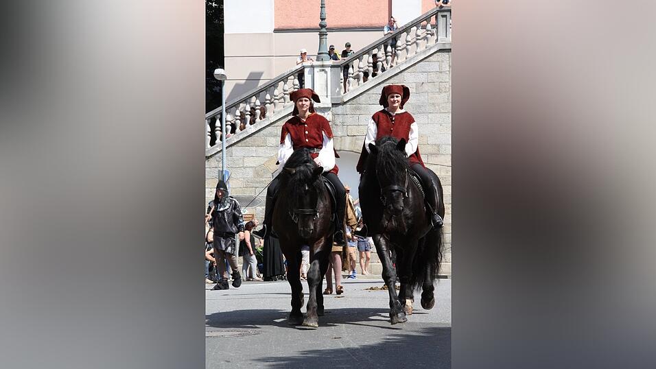 Die schönsten Augenblicke des historischen Drachenstich-Festzuges 2016. Die schönsten Augenblicke des historischen Drachenstich-Festzuges 2016.