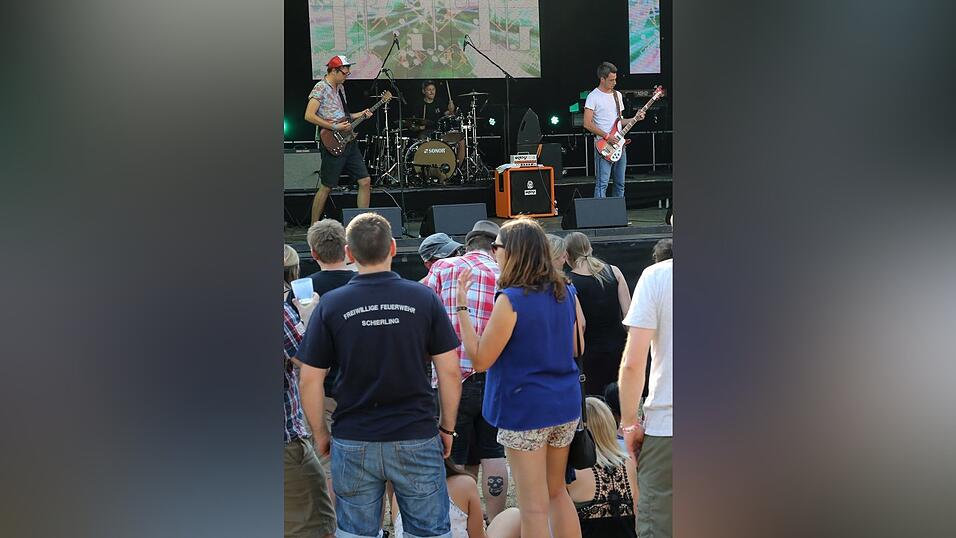 Auf dem 30. Labertalfestival wurde fröhlich miteinander gefeiert. Auf dem 30. Labertalfestival wurde fröhlich miteinander gefeiert.