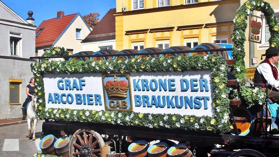 Viele Besucher verfolgten am Sonntag den Umzug auf dem Vilsbiburger Stadtplatz. Viele Besucher verfolgten am Sonntag den Umzug auf dem Vilsbiburger Stadtplatz.