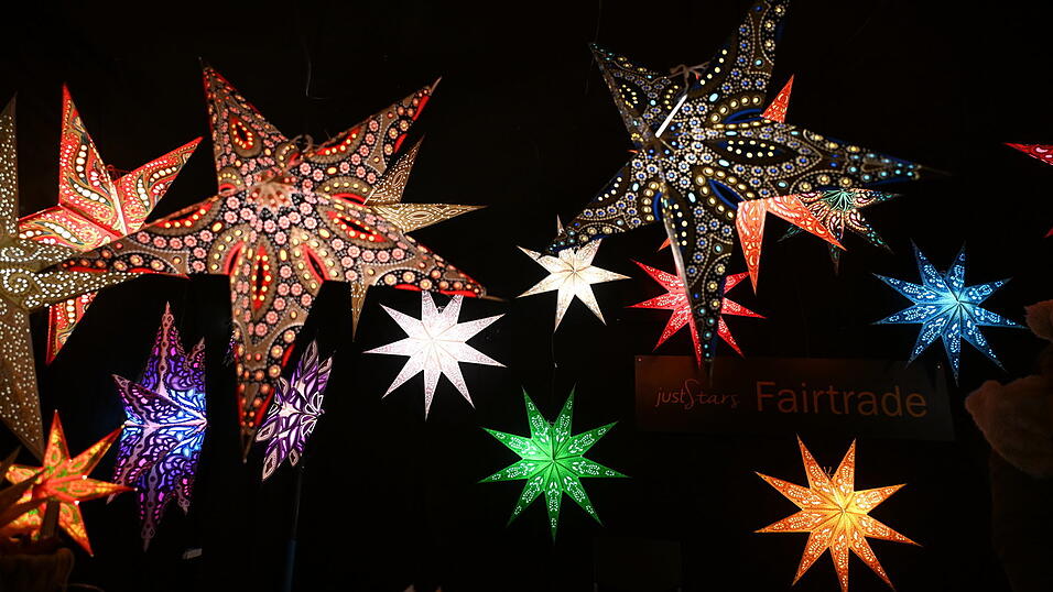 In Regensburg wurde am Freitagabend der Romantische Weihnachtsmarkt auf Schloss Thurn und Taxis eröffnet. In Regensburg wurde am Freitagabend der Romantische Weihnachtsmarkt auf Schloss Thurn und Taxis eröffnet.