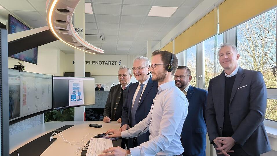 Oberarzt Fabian Ripke (Dritter von links) zeigt Landrat Josef Laumer, Innenminister Joachim Herrmann, Gesch&auml;ftsf&uuml;hrer des RKT, J&uuml;rgen Zosel, und Andreas Santl von der AOK M&uuml;nchen (von links) den TNA-Arbeitsplatz.