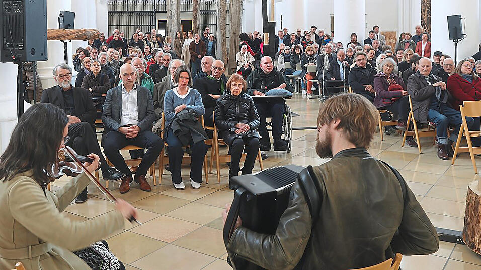 Zur von 'Lieblingsst&uuml;ck' musikalisch umrahmten Ausstellungser&ouml;ffnung waren ungew&ouml;hnlich viele Besucher gekommen.