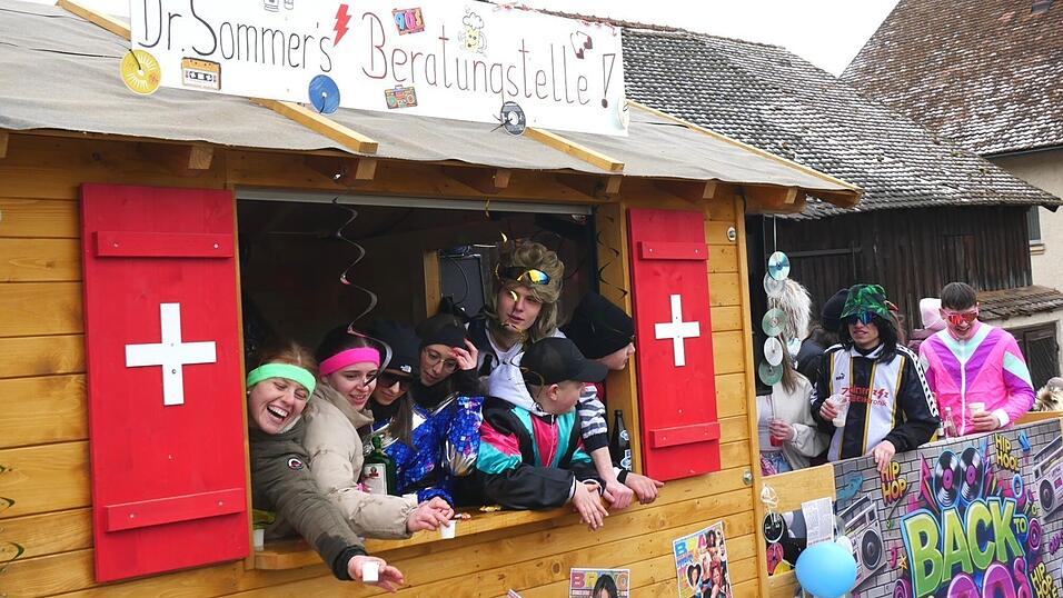 Dr. Sommer mit seinem Team verodnete gegen alles vorsorglich eine Schluckimpfung. Dr. Sommer mit seinem Team verodnete gegen alles vorsorglich eine Schluckimpfung.