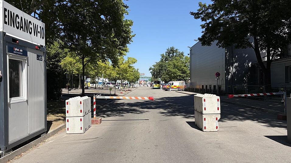 An der Schranke am Volksfest-Eingang W-10 war für den Bürgermeister erstmal Endstation. An der Schranke am Volksfest-Eingang W-10 war für den Bürgermeister erstmal Endstation.
