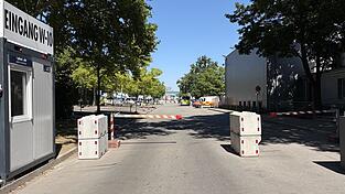 An der Schranke am Volksfest-Eingang W-10 war für den Bürgermeister erstmal Endstation. An der Schranke am Volksfest-Eingang W-10 war für den Bürgermeister erstmal Endstation.