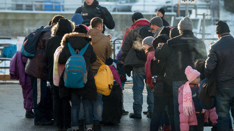 Flüchtlinge warten am 16.01.2016 am Bahnhof in Passau (Bayern) auf einen Sonderzug, der nach Düsseldorf fährt.