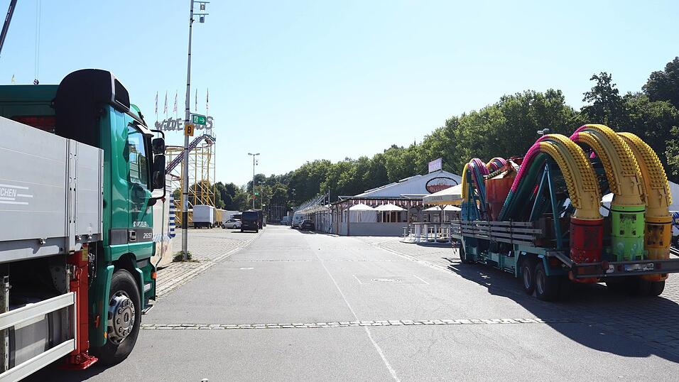 Acht Tage vor Beginn des Gäubodenvolksfestes laufen die Aufbauarbeiten am Festplatz Am Hagen auf Hochtouren. Acht Tage vor Beginn des Gäubodenvolksfestes laufen die Aufbauarbeiten am Festplatz Am Hagen auf Hochtouren.