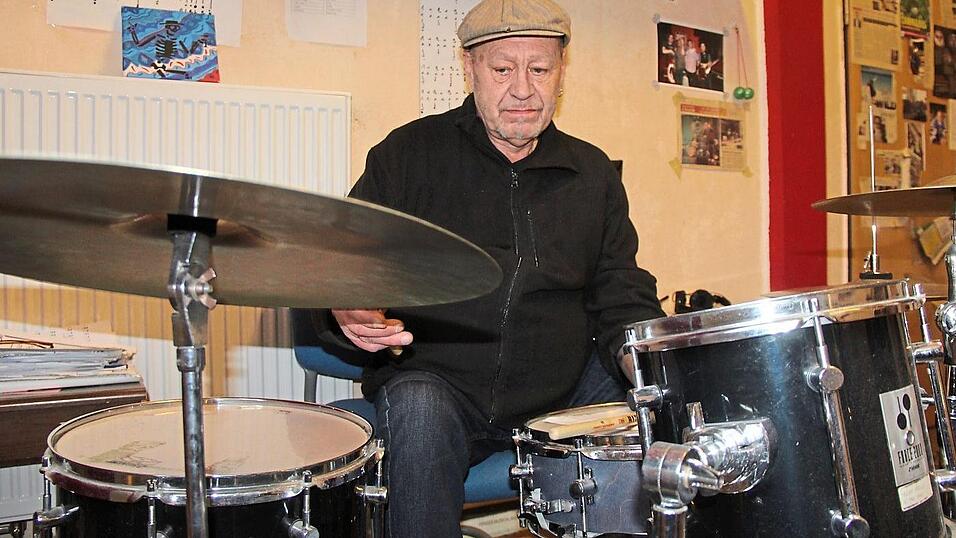 Mike Willfahrt in seinem Unterrichtsraum im dritten Stock des Musikhauses Stögbauer in Roding. Mike Willfahrt in seinem Unterrichtsraum im dritten Stock des Musikhauses Stögbauer in Roding.