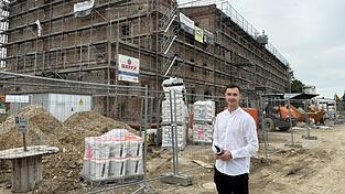 Die Malzfabrik befindet sich heute hinter einem Gerüst, denn sie wird aktuell vom Planungsbüro Bauart saniert. Martin Popp vom Unternehmen kommt alle vier Wochen zur Baustelle und sieht sich den Fortschritt an. Die Malzfabrik befindet sich heute hinter einem Gerüst, denn sie wird aktuell vom Planungsbüro Bauart saniert. Martin Popp vom Unternehmen kommt alle vier Wochen zur Baustelle und sieht sich den Fortschritt an.
