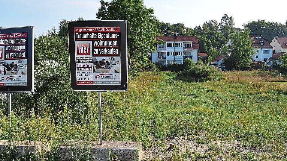 Vor zwei Jahren hat der Bauträger das Grundstück an der Bergmannstraße gekauft. Nach Ansicht der Gemeinde, die eine Bebauung verhindern will, liegt es aber in einem hochwassersensiblen Gebiet. Vor zwei Jahren hat der Bauträger das Grundstück an der Bergmannstraße gekauft. Nach Ansicht der Gemeinde, die eine Bebauung verhindern will, liegt es aber in einem hochwassersensiblen Gebiet.
