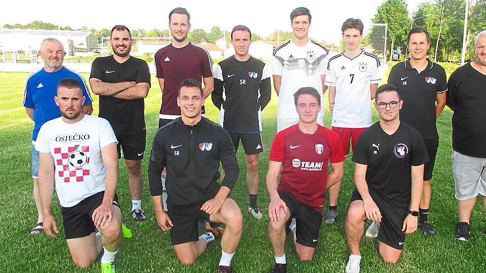 Die SG Siegenburg/Train greift in der A-Klasse Kelheim an (stehend v. l.): Co-Coach Sepp Ruppert, Abteilungsleiter Richard Seefelder, die Neuzug&auml;nge Adam Konieczny und Patrick Grimm, Valentin Heinisch, Tobias Marchsreiter aus der eigenen A-Jugend, Chef-Coach Stefan Briegert, Betreuer Werner Niederreiter; (knieend v. l.): Krystian Hrajnek, der Zugang aus Langquaid, sowie Aaron Schiefele, Felix Schmid und Johannes Huber vom eigenen Nachwuchs.