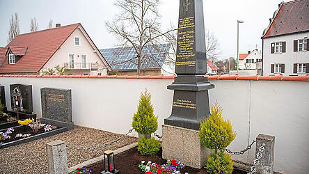 Ihre Namen stehen in Gold auf einem schwarzen Obelisken: Die Opfer von Hinterkaifeck sind auf dem Friedhof Waidhofen bestattet.