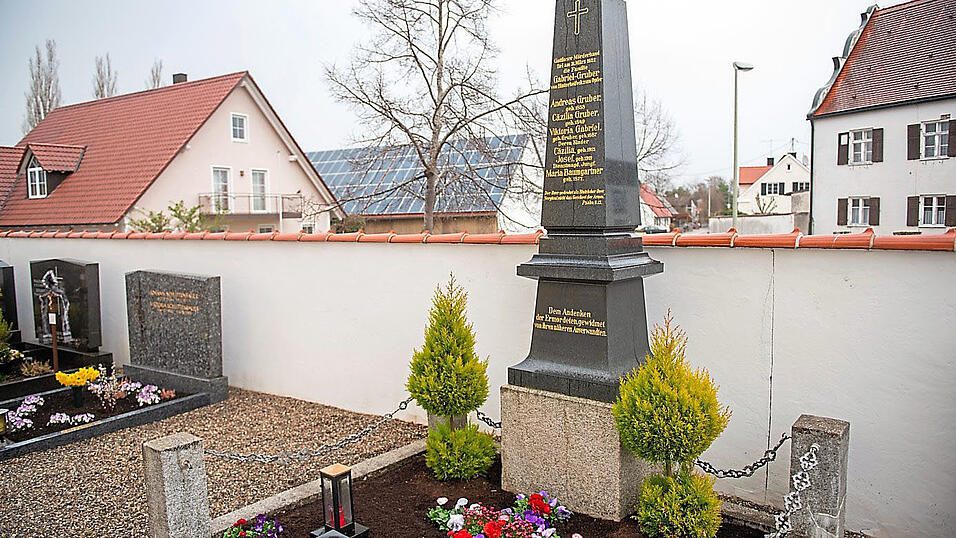 Ihre Namen stehen in Gold auf einem schwarzen Obelisken: Die Opfer von Hinterkaifeck sind auf dem Friedhof Waidhofen bestattet.
