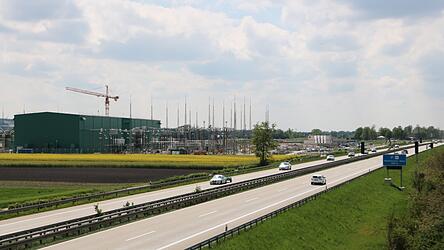 Der Netzbetreiber Tennet prüft gerade verschiedene Varianten, dazu zählt auch eine neue Leitung über die Autobahnbrücke, um nordöstlich der Baustelle Wasser versickern oder infiltrieren zu können. Der Netzbetreiber Tennet prüft gerade verschiedene Varianten, dazu zählt auch eine neue Leitung über die Autobahnbrücke, um nordöstlich der Baustelle Wasser versickern oder infiltrieren zu können.