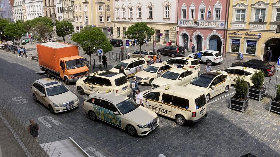 Mit zahlreichen Fahrzeugen protestierten Taxifahrer am Dienstagvormittag am Straubinger Ludwigsplatz. Mit zahlreichen Fahrzeugen protestierten Taxifahrer am Dienstagvormittag am Straubinger Ludwigsplatz.
