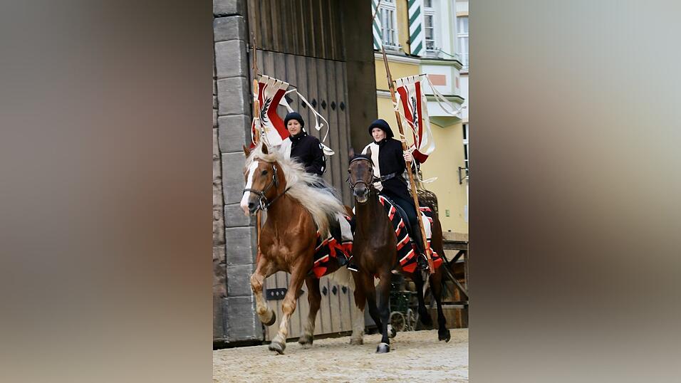 Eindr&uuml;cke von der Gruppe 'blau', die am Freitagabend die Drachenstich-Premiere gespielt hat.
