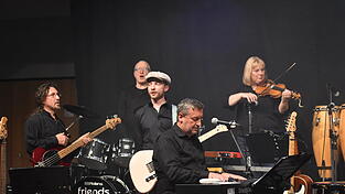 Das zentrale Element der „Friends for music“ ist ein gewaltiger Chor mit vielen reifen Solostimmen.