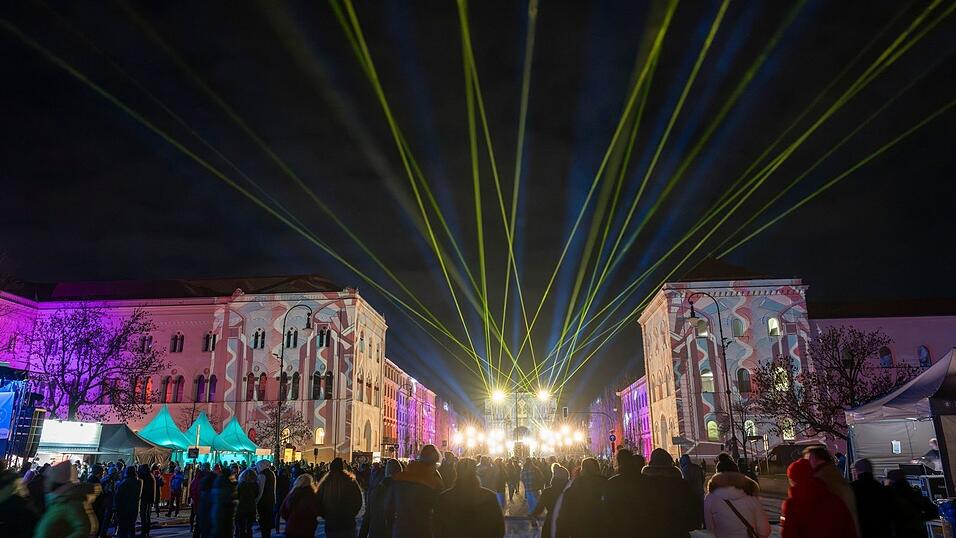 Auf der Silvestermeile auf der Ludwigstra&szlig;e feierten nach Angaben der Polizei mehrere Tausend Menschen friedlich.