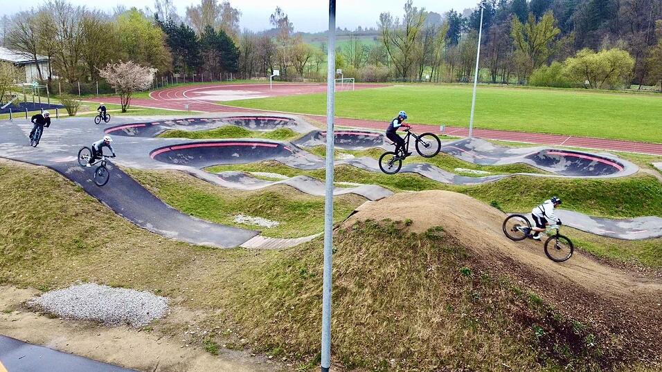 Mit Vollgas geht’s über die Buckelpiste und die Sprungschanze: Die im vergangenen Jahr gebaute Pumptrack-Anlage kommt beim Nachwuchs sehr gut an. Mit Vollgas geht’s über die Buckelpiste und die Sprungschanze: Die im vergangenen Jahr gebaute Pumptrack-Anlage kommt beim Nachwuchs sehr gut an.